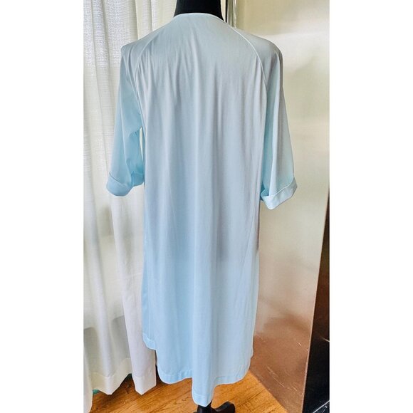 Vintage 1960s peignoir, pastel blue robe, front buttons, raglan sleeves - Picture 4 of 9